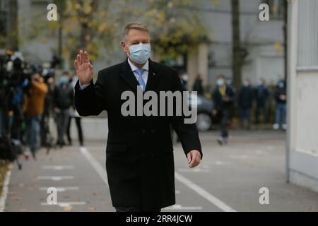 News Bilder des Tages 201206 -- BUKAREST, 6. Dezember 2020 -- der rumänische Präsident Klaus Iohannis, der eine Gesichtsmaske trägt, kommt am 6. Dezember 2020 in einer Wahllokale in Bukarest, Rumänien, zur Abstimmung. Im Rahmen besonderer Schutzmaßnahmen werden voraussichtlich am Sonntag über 18 Millionen Rumänen ihre Stimmzettel abgeben, um ein neues zweikammerparlament für die nächsten vier Jahre zu wählen. Foto: /Xinhua RUMÄNIEN-BUKAREST-BUNDESTAGSWAHL-AMTIERENDE CristianxCristel PUBLICATIONxNOTxINxCHN Stockfoto