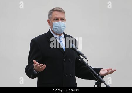 201206 -- BUKAREST, 6. Dezember 2020 -- der rumänische Präsident Klaus Iohannis mit einer Gesichtsmaske spricht nach der Abstimmung in Bukarest, Rumänien, am 6. Dezember 2020 vor den Medien in einem Wahllokal. Im Rahmen besonderer Schutzmaßnahmen werden voraussichtlich am Sonntag über 18 Millionen Rumänen ihre Stimmzettel abgeben, um ein neues zweikammerparlament für die nächsten vier Jahre zu wählen. Foto: /Xinhua RUMÄNIEN-BUKAREST-BUNDESTAGSWAHL-AMTIERENDE CristianxCristel PUBLICATIONxNOTxINxCHN Stockfoto