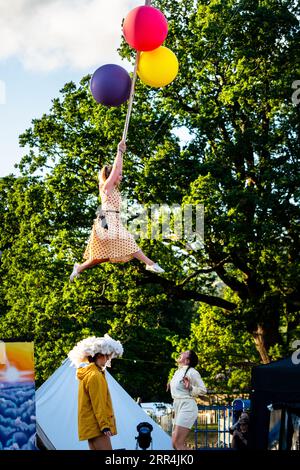 Walking in the Air Scene – Danceblast Perform Day Dream Supreme beim Green man Festival, Brecon, Wales, Großbritannien, 2023. Foto: Rob Watkins Stockfoto