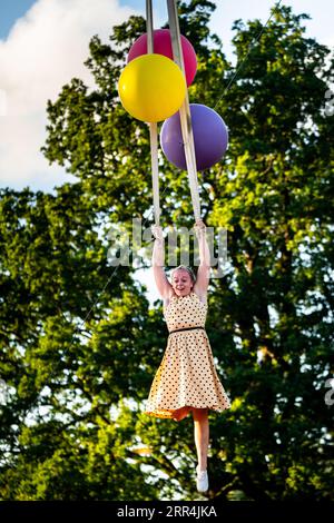 Walking in the Air Scene – Danceblast Perform Day Dream Supreme on the Back of Beyond Stage beim Green man Festival, Brecon, Wales, Großbritannien, 2023. Foto: Rob Stockfoto