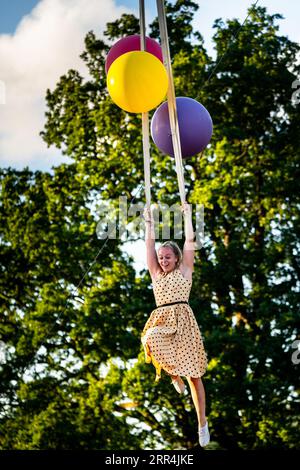 Walking in the Air Scene – Danceblast Perform Day Dream Supreme beim Green man Festival, Brecon, Wales, Großbritannien, 2023. Foto: Rob Watkins Stockfoto