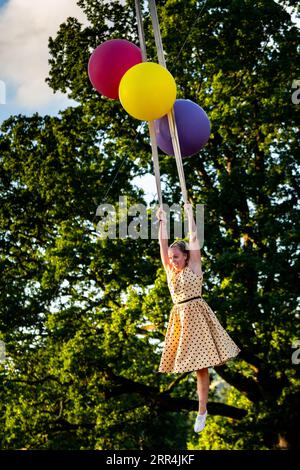 Walking in the Air Scene – Danceblast Perform Day Dream Supreme beim Green man Festival, Brecon, Wales, Großbritannien, 2023. Foto: Rob Watkins Stockfoto