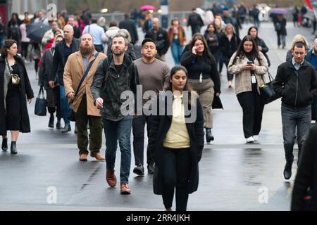 Gruppe von Menschen, die an einem nassen Tag in Melbourne City, Australien, zusammen spazieren. Stockfoto