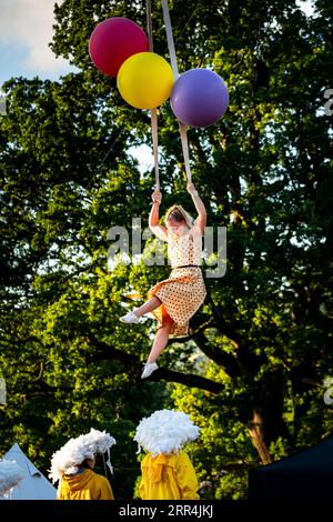 Walking in the Air Scene – Danceblast Perform Day Dream Supreme beim Green man Festival, Brecon, Wales, Großbritannien, 2023. Foto: Rob Watkins Stockfoto