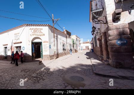 Humahuaca, Argentinien: 8. Juni 2023: Straßen der touristischen Stadt Humahuaca in der argentinischen Provinz Jujuy am 8. Juni 2023. Stockfoto