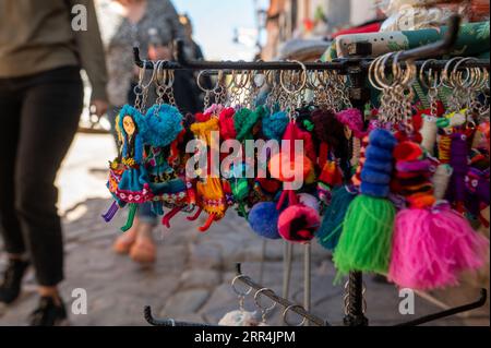 Handwerksprodukte in der Touristenstadt Humahuaca in der argentinischen Provinz Jujuy am 8. Juni 2023. Stockfoto