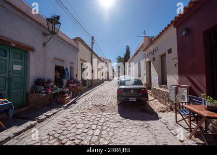 Humahuaca, Argentinien: 8. Juni 2023: Straßen der touristischen Stadt Humahuaca in der argentinischen Provinz Jujuy am 8. Juni 2023. Stockfoto