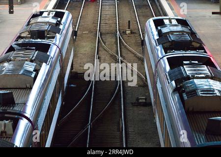 Öffentliche Verkehrsmittel Melbourne zeigt elektrische Personenzüge, die am Bahnhof Southern Cross in Victoria, Australien, warten. Stockfoto