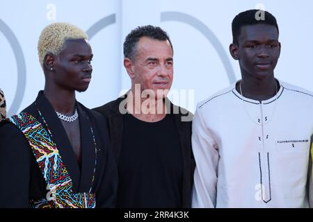 Lido Di Venezia, Italien. September 2023. Moustapha Fall, Matteo Garrone, Seydou Sarr besuchen einen roten Teppich für den Film „IO Capitano“ beim 80. Internationalen Filmfestival von Venedig am 6. September 2023 in Venedig. © Foto: Cinzia Camela. Quelle: Live Media Publishing Group/Alamy Live News Stockfoto