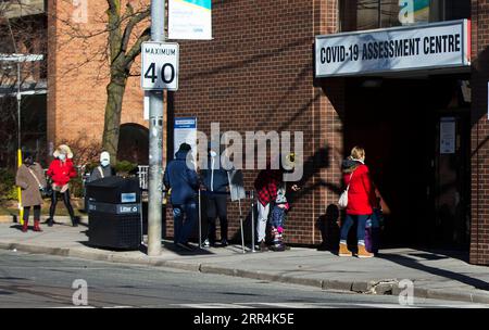 201207 -- TORONTO, 7. Dezember 2020 -- Menschen, die Gesichtsmasken tragen, stehen am 6. Dezember 2020 vor einem COVID-19-Assessment Center in Toronto, Kanada, in einer Warteschlange. Kanada berichtete am Sonntag über 6.261 neue COVID-19-Fälle, was laut einem Bericht der kanadischen Presse die landesweite Zahl auf 415.182. Foto von /Xinhua CANADA-TORONTO-COVID-19-CASES ZouxZheng PUBLICATIONxNOTxINxCHN Stockfoto