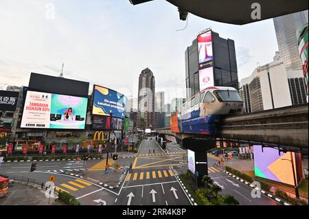 201207 -- KUALA LUMPUR, 7. Dezember 2020 -- Foto zeigt einen Blick auf das Bukit Bintang Gebiet, das früher ein Touristenziel war, in Kuala Lumpur, Malaysia, 7. Dezember 2020. Malaysia Tourism Promotion Board sagte am Montag, dass die touristischen Anreisen des Landes im Januar bis September dieses Jahres um 78,6 Prozent auf 4,3 Millionen gesunken seien, von 20,1 Millionen im Jahr zuvor, da die Ausbreitung von COVID-19 den Tourismussektor getroffen habe. Foto von /Xinhua MALAYSIA-KUALA LUMPUR-TOURISMUS-RÜCKGANG ChongxVoonxChung PUBLICATIONxNOTxINxCHN Stockfoto