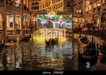 201208 -- PEKING, 8. Dezember 2020 -- Besucher an Bord der Gondeln traditionelle venezianische Ruderboote mit flachem Boden sehen sich einen Film im schwimmenden Kino in Manila, Philippinen, 6. Dezember 2020 an. Ein schwimmendes Kino wurde in einem lokalen Einkaufszentrum ins Leben gerufen, da die Kinos im ganzen Land aufgrund der COVID-19-Pandemie immer noch geschlossen sind. XINHUA FOTOS DES TAGES RouellexUmali PUBLICATIONxNOTxINxCHN Stockfoto