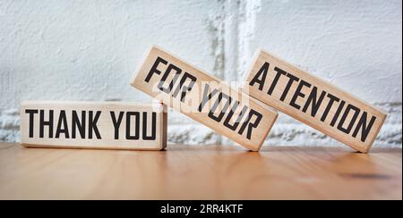 Holzwürfel mit den Worten Vielen Dank für Ihre Aufmerksamkeit. Schöner Hintergrund. Stockfoto