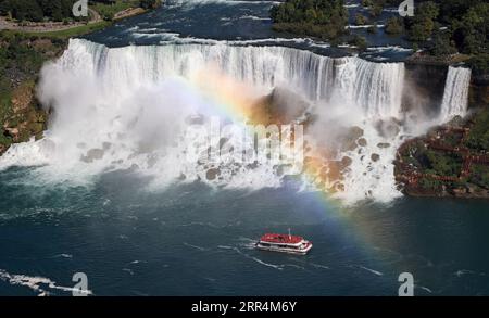 Luftaufnahme der amerikanischen und Bridal Veil Falls, einschließlich Regenbogen- und Hornblower-Boot-Segeln auf dem Niagara River, Kanada und der natürlichen Grenze der USA Stockfoto