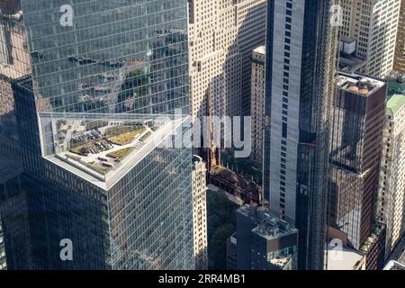 Ein Luftblick auf die Trinity Church, New York, umgeben von Wolkenkratzern. Stockfoto