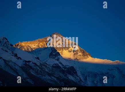 201209 -- PEKING, 9. Dez. 2020 -- Aktenfoto vom 16. Mai 2020 zeigt die Landschaft des Mount Qomolangma bei Sonnenuntergang. Die neue Höhe des Mount Qomolangma, des höchsten Gipfels der Welt, beträgt 8.848,86 Meter, wie China und Nepal am Dienstag gemeinsam bekanntgaben. XINHUA FOTOS DES TAGES PurbuxZhaxi PUBLICATIONxNOTxINxCHN Stockfoto