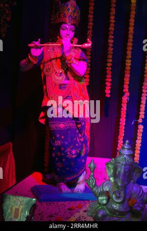 Rajkot, Indien. September 2023. Porträt der Porträtansicht des Idols von Lord Krishna auf dem Festival von Janmashtami bei Astron Chowk. Quelle: Nasirchan/Alamy Live News Stockfoto