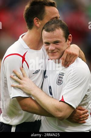 Wayne Rooney und Peter Crouch nach dem Spiel. Zwei späte Tore für England versenkten am 15. Juni 2006 in Nürnberg ein gutmütiges Trinidad-Team in einem Spiel der Gruppe B. Stockfoto