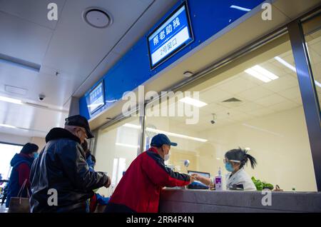 201210 -- PEKING, 10. Dezember 2020 -- Senioren vereinbaren Termine und bezahlen die Krankenhausrechnungen an einem Schreibtisch, der älteren und behinderten Menschen gewidmet ist, im Tiantan-Krankenhaus von Peking unter der Capital Medical University in Peking, Hauptstadt von China, 9. Dezember 2020. China hat eine dreijährige Kampagne gestartet, um den Senioren des Landes dabei zu helfen, die digitale Kluft zu überwinden und die Entwicklung intelligenter Technologien zu genießen. Die Regierung hat vor kurzem einen Plan mit Maßnahmen vorgelegt, die älteren Menschen dabei helfen sollen, Hindernisse für die Nutzung intelligenter Technologien zu überwinden und gleichzeitig die traditionellen Dienste für sie aufrechtzuerhalten. Der Plan Stockfoto