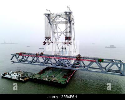 201210 -- MUNSHIGANJ, 10. Dezember 2020 -- Luftaufnahme vom 9. Dezember 2020 zeigt ein Kranschiff, das die letzte Brücke der Padma-Brücke über dem Padma-Fluss in Munshiganj am Stadtrand von Dhaka, Bangladesch, transportiert. Die letzte Brücke der Padma-Brücke, die größte ihrer Art in Bangladesch, wurde am Donnerstag errichtet und markiert die Fertigstellung des 6,15 km langen Hauptgebäudes über dem Wasser. Ingenieure und Arbeiter der China Railway Major Bridge Engineering Group Co, Ltd MBEC setzten die 3.376-Tonnen-Spanne erfolgreich in Anwesenheit von bangladeschischen und chinesischen Beamten auf den Säulen 12 und 13 ein. BANGLADESCH-M Stockfoto