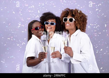 Joyful Black Ladies Trio Posiert Mit Brille Auf Lilafarbenem Hintergrund Stockfoto