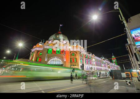 201211 -- MELBOURNE, 11. Dezember 2020 -- dieses Langzeitbelichtungsfoto zeigt die weihnachtlichen Lichtprojektionen am Flinders Street Railway Station in Melbourne, Australien, am 10. Dezember 2020. Melbournes populäre Weihnachtsprojektionen umfassen einige bedeutende Sehenswürdigkeiten, darunter die State Library Victoria, das Melbourne Town Hall und die Princes Bridge vom 27. November 2020 bis zum 3. Januar 2021. Die Projektionen in der State Library Victoria zeigen eine Danksagung an Helden, die gegen die COVID-19-Pandemie in der Stadt kämpfen. Foto von /Xinhua AUSTRALIA-MELBOURNE-CHRISTMAS-LIGHTING-COVID-19 JingchenxHu PUBLIKATION Stockfoto