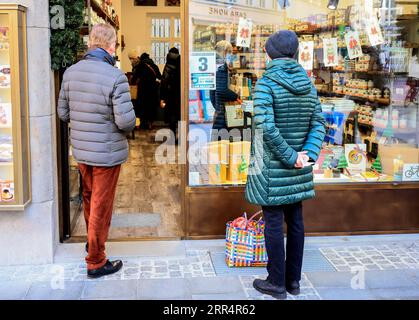 201212 -- MÜNCHEN, 12. Dezember 2020 -- Kunden warten auf den Besuch eines Shops, in dem nur maximal 3 Kunden übernachten dürfen, in München, Deutschland, 11. Dezember 2020. Die täglichen COVID-19-Infektionen und -Todesfälle kletterten in Deutschland weiter und erreichten am Freitag neue Höchststände, so Daten des Robert Koch-Instituts RKI. Foto von /Xinhua GERMANY-MUNICH-COVID-19 PhilippexRuiz PUBLICATIONxNOTxINxCHN Stockfoto