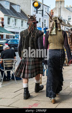 Bridport, Dorset. England. Die Menschen feiern das Bridport hat Festival mit fantasievollen und farbenfrohen Kopfbedeckungen. Gothic Kostüme und Hüte. Spaß. Stockfoto