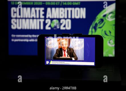 201212 -- NEW YORK, 12. Dezember 2020 -- Foto aufgenommen am 12. Dezember 2020 in New York, USA, zeigt einen Bildschirm, auf dem UN-Generalsekretär Antonio Guterres per Videolink den Klimagipfel anspricht. KLIMASCHUTZGIPFEL - ANTONIO GUTERRES WangxYing PUBLICATIONxNOTxINxCHN Stockfoto