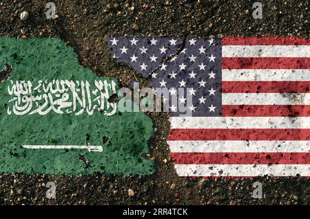 Auf dem Bürgersteig befinden sich Bilder der Flaggen Saudi-Arabiens und der Vereinigten Staaten als Symbol der Konfrontation. Konzeptionelles Bild. Stockfoto