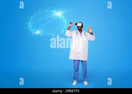 Der junge, schwarze Arzt im weißen Mantel und die vr-Brille steuern mit den Händen des abstrakten virtuellen Gehirns Stockfoto