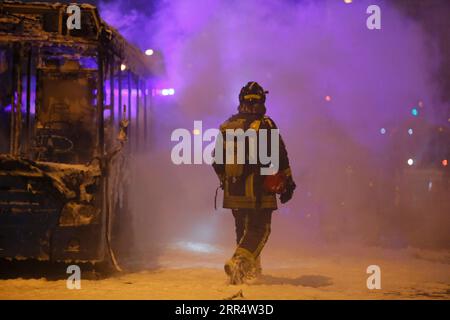 201214 -- MOSKAU, 14. Dezember 2020 -- Ein Feuerwehrmann geht in der Nähe eines Busses, der am 13. Dezember 2020 auf einer Straße in Moskau, Russland, verbrannte. Ein Stadtbus brannte aus unbekannten Gründen auf dem Weg zu einem Busdepot in Moskau. Es wurden keine Verluste gemeldet. Foto von /Xinhua RUSSIA-MOSCOW-BUS FIRE AlexanderxZemlianichenkoxJr PUBLICATIONxNOTxINxCHN Stockfoto