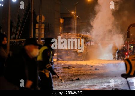 201214 -- MOSKAU, 14. Dez. 2020 -- die Leute kommen an einem Bus vorbei, der am 13. Dez. 2020 auf einer Straße in Moskau, Russland, verbrannte. Ein Stadtbus brannte aus unbekannten Gründen auf dem Weg zu einem Busdepot in Moskau. Es wurden keine Verluste gemeldet. Foto von /Xinhua RUSSIA-MOSCOW-BUS FIRE AlexanderxZemlianichenkoxJr PUBLICATIONxNOTxINxCHN Stockfoto