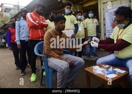 201214 -- AGARTALA, 14. Dezember 2020 -- Ein Gesundheitsarbeiter testet Blut eines Fahrers an einem Busstand während eines Beratungs- und HIV-Testlagers, organisiert von der Tripura State AIDS Control Society in Agartala, der Hauptstadt von Indiens nordöstlichem Bundesstaat Tripura, am 14. Dezember 2020. STR/Xinhua INDIA-AGARTALA-BERATUNG UND HIV-TESTCAMP Stringer PUBLICATIONxNOTxINxCHN Stockfoto