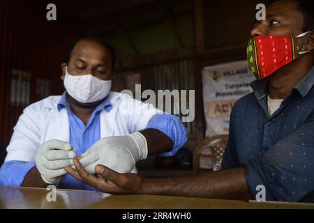 201214 -- AGARTALA, 14. Dezember 2020 -- Ein Gesundheitsarbeiter testet Blut eines Fahrers an einem Busstand während eines Beratungs- und HIV-Testlagers, organisiert von der Tripura State AIDS Control Society in Agartala, der Hauptstadt von Indiens nordöstlichem Bundesstaat Tripura, am 14. Dezember 2020. STR/Xinhua INDIA-AGARTALA-BERATUNG UND HIV-TESTCAMP Stringer PUBLICATIONxNOTxINxCHN Stockfoto