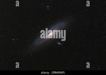 Andromedagalaxie (M31) und ihre Satellitengalaxien (M32 und M110) in Andromeda-Konstellation gegen den Sternenhimmel im Weitfeld Stockfoto