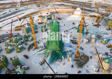 201215 -- PEKING, 15. Dezember 2020 -- Luftaufnahme am 14. Dezember 2020 zeigt die Baustelle des Hauptturms für die 22. Harbin Ice-Snow World, einen berühmten saisonalen Freizeitpark, der jeden Winter in Harbin, der nordöstlichen chinesischen Provinz Heilongjiang, eröffnet wird. XINHUA FOTOS DES TAGES XiexJianfei PUBLICATIONxNOTxINxCHN Stockfoto