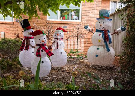 201215 -- CANBERRA, 15. Dezember 2020 -- Foto aufgenommen am 15. Dezember 2020 zeigt Weihnachtsdekorationen vor einem Haus in Canberra, Australien. Mit der bevorstehenden Weihnachtszeit werden in Einkaufszentren und einigen Gemeinden in Canberra festliche Dekorationen mit guten Wünschen präsentiert. Foto von /Xinhua AUSTRALIA-CANBERRA-DECORATIONS-CHRISTMAS ChuxChen PUBLICATIONxNOTxINxCHN Stockfoto