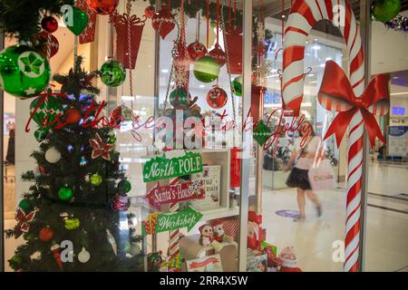 201215 -- CANBERRA, 15. Dezember 2020 -- Foto vom 15. Dezember 2020 zeigt Weihnachtsdekorationen in einem Einkaufszentrum in Canberra, Australien. Mit der bevorstehenden Weihnachtszeit werden in Einkaufszentren und einigen Gemeinden in Canberra festliche Dekorationen mit guten Wünschen präsentiert. Foto von /Xinhua AUSTRALIA-CANBERRA-DECORATIONS-CHRISTMAS ChuxChen PUBLICATIONxNOTxINxCHN Stockfoto
