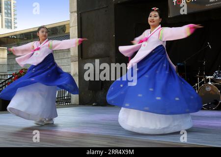 Toronto, Kanada. 25. August 2023. Koreanische Mädchen führen einen traditionellen koreanischen Arirang-Tanz während des Toronto Korean Festival in Toronto, Ontario, Kanada, am 27. August 2023 auf. Das Toronto Korean Festival ist das größte koreanische Festival in Kanada und das größte und am meisten erwartete Festival mit geschätzten 50.000 Teilnehmern. (Foto von Creative Touch Imaging Ltd./NurPhoto)0 Credit: NurPhoto SRL/Alamy Live News Stockfoto