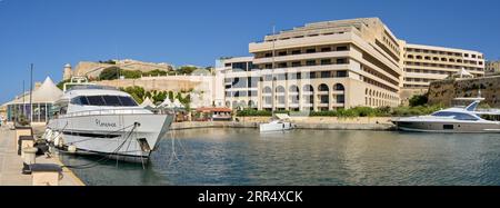 Valletta, Malta - 3. August 2023: Panoramablick auf Boote, die im privaten Yachthafen des luxuriösen Excelsior Hotels in der Stadt Valletta vertäut sind Stockfoto