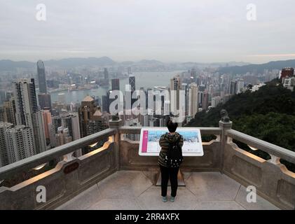 201215 -- HONG KONG, 15. Dezember 2020 -- Ein Tourist genießt die Aussicht auf den Victoria Peak, Hong Kong, Südchina, 15. Dezember 2020. Das Hong Kong Tourism Board HKTB am Dienstag gab bekannt, dass die Besucherzahlen in Hongkong im November um 99,8 Prozent auf 5.962 zurückgegangen sind. Damit ist der November der zehnte Monat, in dem seit Februar aufgrund der COVID-19-Pandemie ein Rückgang von über 90 Prozent zu verzeichnen ist. Nach den von der HKTB veröffentlichten Zahlen gingen die Besucherzahlen zwischen Januar und November im Vergleich zum Vorjahreszeitraum um 93,2 Prozent auf 3,564 Millionen zurück. MIT DER Ankunft des Besuchers zu FAHREN Stockfoto