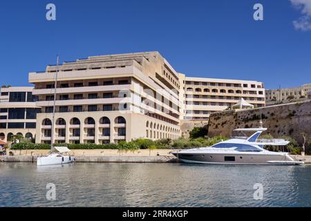 Valletta, Malta - 3. August 2023: Motorboot und Segelboot liegen im privaten Yachthafen des luxuriösen Excelsior Hotels in Valletta Stockfoto