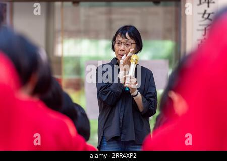 201216 -- PEKING, 16. Dezember 2020 -- Zhang Guimei weint während eines Vortrags an der Huaping Senior High School for Girls in Lijiang, südwestchinesische Provinz Yunnan, 5. September 2020. Zhang ist der Direktor der Huaping Senior High School for Girls, der ersten öffentlichen High School des Landes, die kostenlose Bildung für Schülerinnen in der Stadt Lijiang, Provinz Yunnan im Südwesten Chinas, bietet. Sie hat Studenten in Not geschult und unterstützt, die meisten leben in abgelegenen und armen Gebieten. Die von Zhang geleitete Schule hat ein Wunder für die Mädchen geschaffen: 1.804 Absolventen wurden an Hochschulen zugelassen. Loo Stockfoto