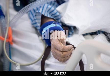 201216 -- PEKING, 16. Dezember 2020 -- Senior Hu Daumen hoch auf dem Bett in der Intensivstation des Wuhan Lungenkrankenhauses in Wuhan, Hauptstadt der zentralchinesischen Provinz Hubei, 15. April 2020. Ein Patient mit dem Nachnamen Hu, ein 40-jähriger schwerer Fall von COVID-19, bei dem die Krankheit Anfang Februar diagnostiziert wurde, hat die Lungenfunktion am 5. April im Lungenkrankenhaus Wuhan wiederhergestellt, wobei tagelange extrakorporale Membranoxygenierung ECMO unterstützt wird. Er erhält eine Rehabilitationsausbildung mit Hilfe von medizinischen Fachkräften. Wenn man auf 2020 zurückblickt, gibt es immer ein paar warme Bilder und Stockfoto