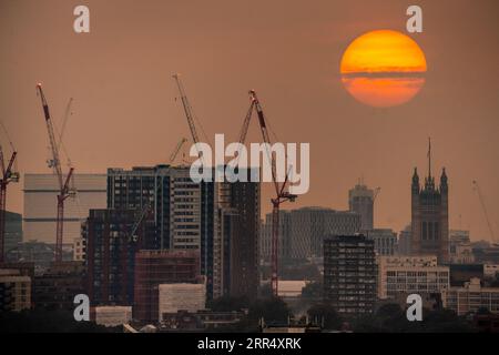 London, Großbritannien. September 2023. Wetter in Großbritannien: Hitzewelle Sonnenuntergang. Die Sonne untergeht über der Stadt und endet an einem der heißesten Tage des Jahres. Das Vereinigte Königreich wird diese Woche heißer sein als Ibiza, Ayia Napa und Athen, sagen Meteorologen, während andere Teile Europas ein Wetterphänomen erleben, das als "Hitzekuppel" bezeichnet wird, das zu glühenden Bedingungen führt. Guy Corbishley/Alamy Live News Stockfoto