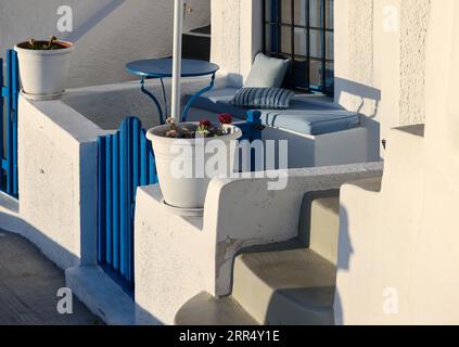 Weiß getünchte Häuser mit Terrassen und Pools und einer schönen Aussicht in Imerovigli auf der Insel Santorini, Griechenland Stockfoto