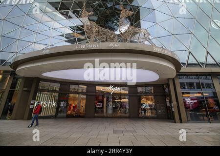 201216 -- FRANKFURT, 16. Dezember 2020 -- Fußgängerzone vor einem Einkaufszentrum in Frankfurt, Deutschland, am 16. Dezember 2020. Deutschland wird ab Mittwoch in eine strengere Sperrung verfallen, nicht unbedingt notwendige Geschäfte schließen und die Größe privater Treffen begrenzen, wie Bundeskanzlerin Angela Merkel und die Staats- und Regierungschefs der Region am Sonntag vereinbart haben. Die strengeren restriktiven Maßnahmen, die bis zum 10. Januar in Kraft sein werden, waren nach einem Strategiepapier eine Reaktion auf einen exponentiellen Anstieg der Zahl der COVID-19-Fälle in Deutschland. Foto von /Xinhua GERMANY-FRANKFURT-COVID-19-LOCKDOWN ArmandoxBabani PUBLICATIONxNOTxINxCHN Stockfoto