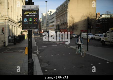 201217 -- LONDON, 17. Dez. 2020 -- Foto vom 16. Dez. 2020 zeigt ein Schild, das die Öffentlichkeit vor steigenden Coronavirus-Fällen in London, Großbritannien, warnt. London wechselte ab Mittwoch um Mitternacht in die Stufe 3, die höchste Stufe im lokalen Coronavirus-Beschränkungssystem Englands. Foto: /Xinhua BRITAIN-LONDON-COVID-19-TIER 3 TimxIreland PUBLICATIONxNOTxINxCHN Stockfoto