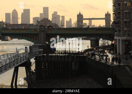 201217 -- LONDON, 17. Dezember 2020 -- Foto aufgenommen am 16. Dezember 2020 zeigt einen allgemeinen Blick auf Canary Wharf und Tower Bridge bei Sonnenaufgang in London, Großbritannien. London wechselte ab Mittwoch um Mitternacht in die Stufe 3, die höchste Stufe im lokalen Coronavirus-Beschränkungssystem Englands. Foto: /Xinhua BRITAIN-LONDON-COVID-19-TIER 3 TimxIreland PUBLICATIONxNOTxINxCHN Stockfoto